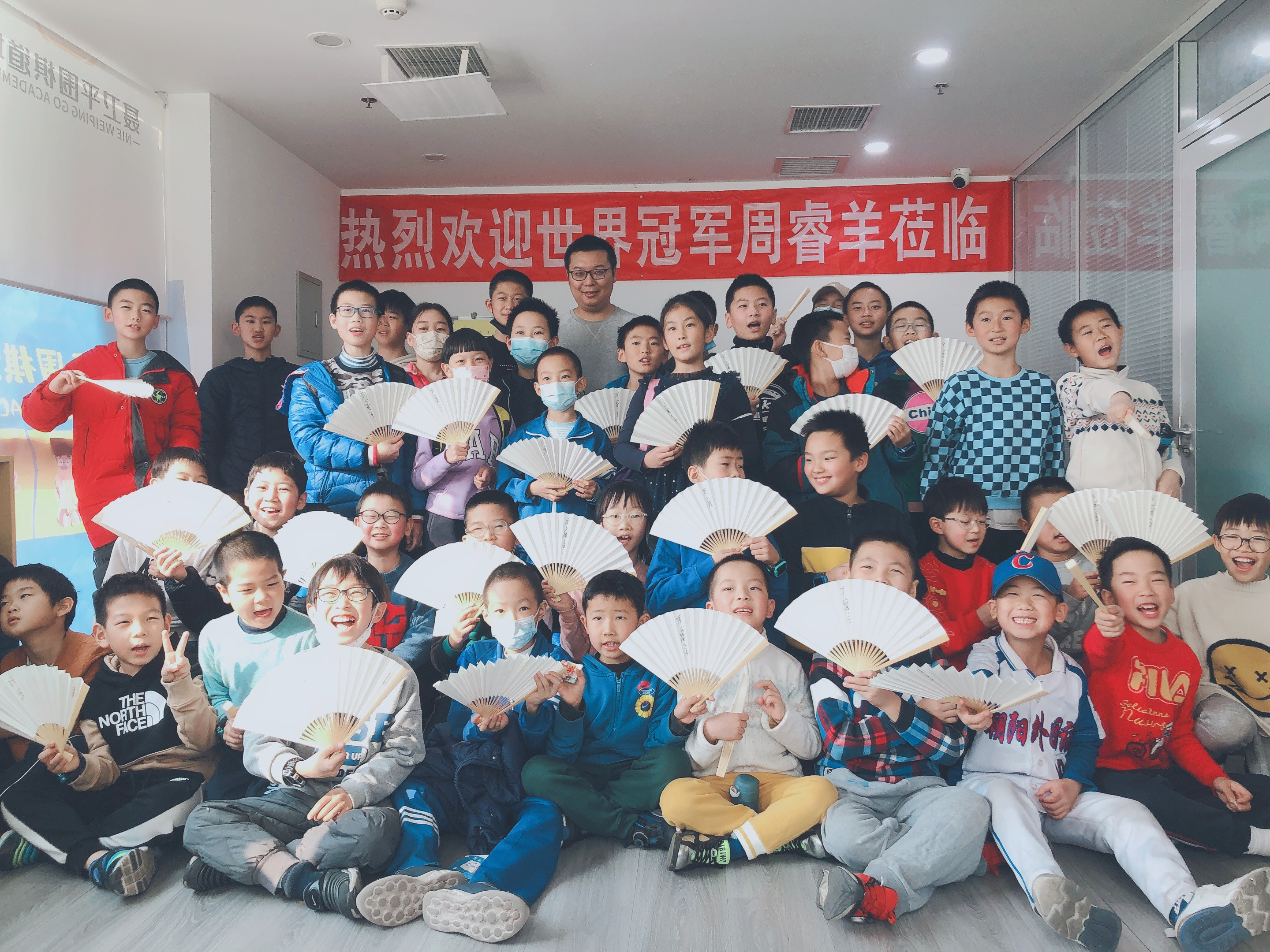 1677572142145513.jpg 周睿羊合影.jpg